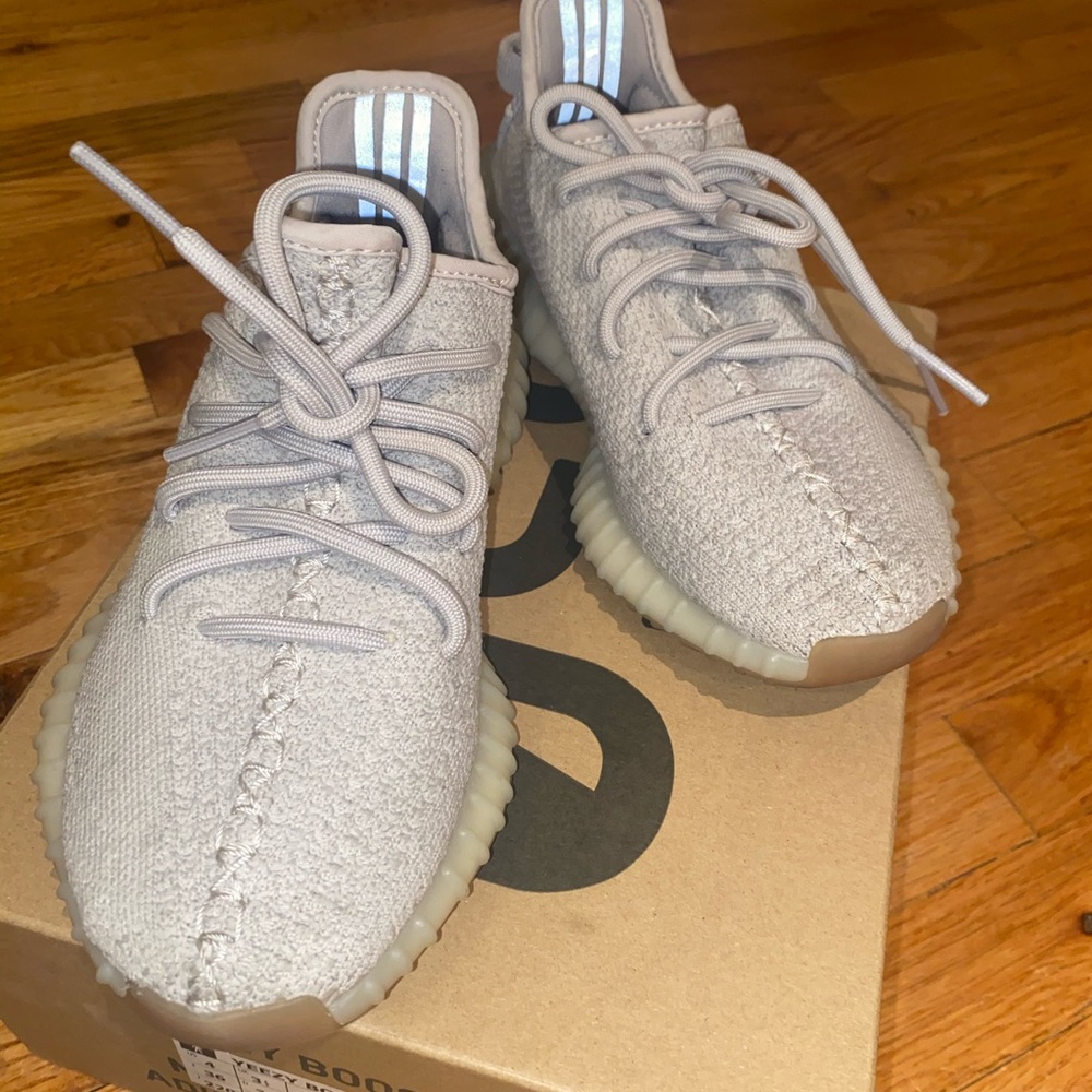 LIKE NEW YEEZY sesames men’s 4, women’s 5 1/2.